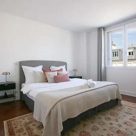 Magnificient 2 Bedrooms With Terrace Next To Champs-elysees - Pc62b * Париж