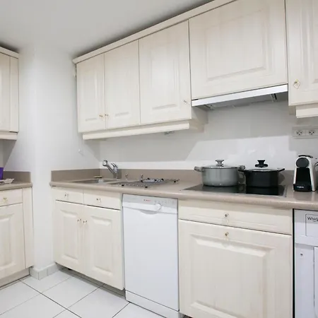 Апартаменты Magnificient 2 Bedrooms With Terrace Next To Champs-elysees - Pc62b