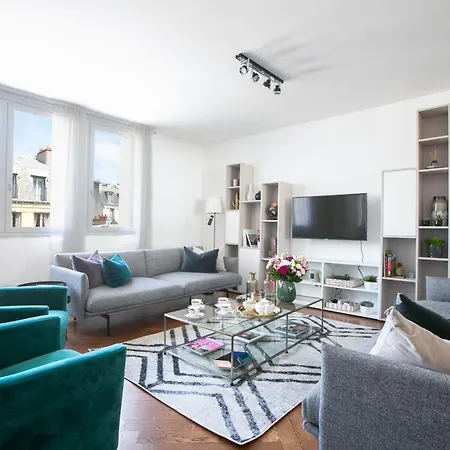 Magnificient 2 Bedrooms With Terrace Next To Champs-elysees - Pc62b *