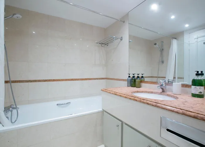 Magnificient 2 Bedrooms With Terrace Next To Champs-elysees - Pc62b