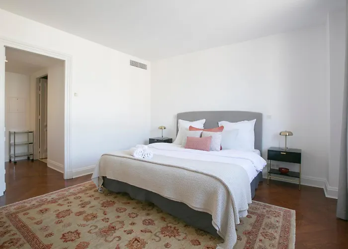Magnificient 2 Bedrooms With Terrace Next To Champs-elysees - Pc62b *