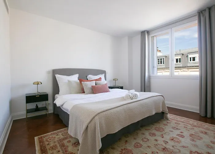 Magnificient 2 Bedrooms With Terrace Next To Champs-elysees - Pc62b * パリ