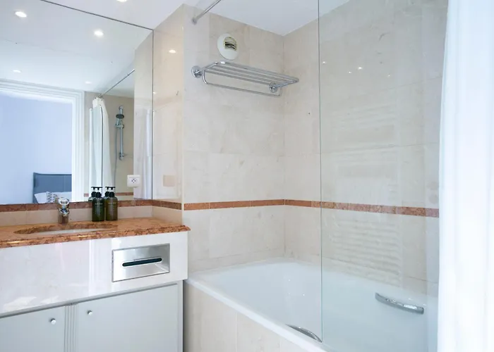 Magnificient 2 Bedrooms With Terrace Next To Champs-elysees - Pc62b